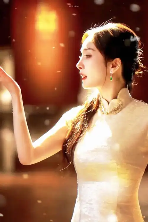 杨幂珠光白旗袍