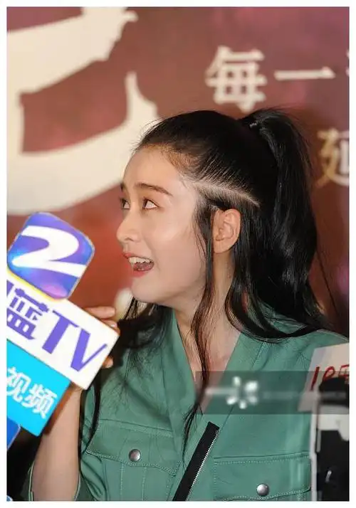 张雪迎放飞自我,发布会又打哈欠又露齿大笑,有点不忍直视!