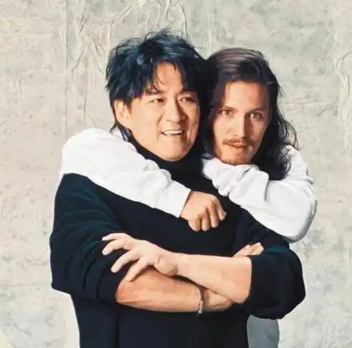 周华健和混血儿子拍大片,29岁蓄胡须留长发,网友:比爹还成熟!