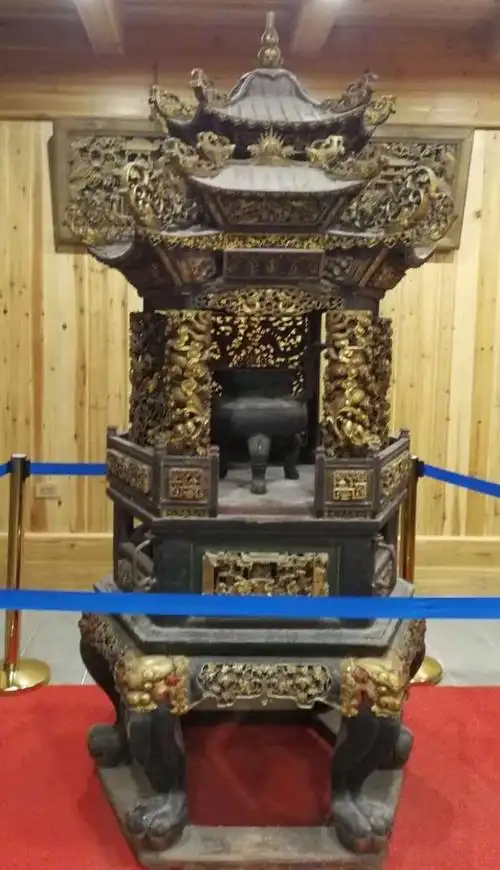 一个金色的炼丹炉,真精美,恐怕价值不菲吧!