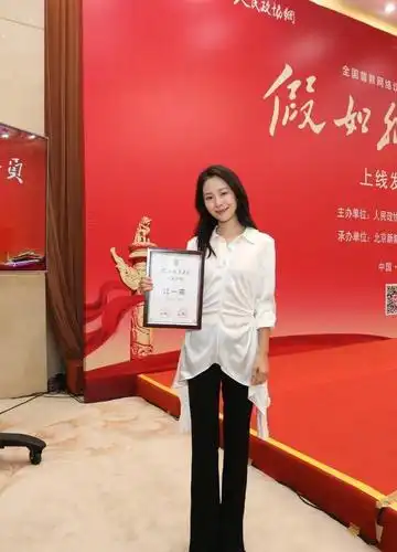 江一燕一袭高开叉黑色礼服亮相,性感又高级,v领设计好加分