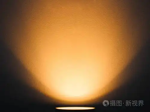 灯在墙上闪耀着温暖的光暖光