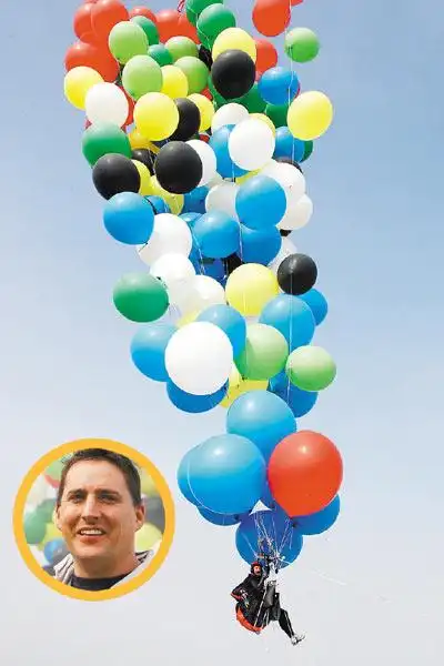 南非一名男子搭载气球飞上天 为曼德拉祈福(图)