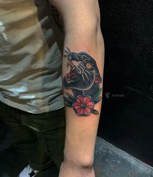 周忆刺青 小臂纹身 小臂外侧old school黑豹纹身 北京三里屯纹身