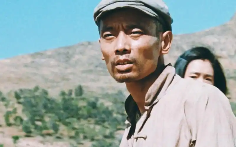 人活着到底为了什么?余华小说改编电影《活着》,活着的本身就是意义.