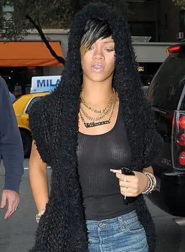 女星不穿胸罩庆祝"无胸罩日"