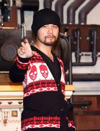 谁能帮我找到,周杰伦的戴这种帽子,留胡子的图片,谢谢