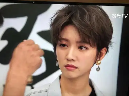 使徒行者3蔡思贝还挺好看的.