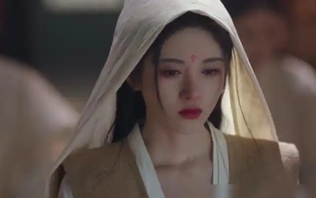 鞠婧祎穿"丧服"演哭戏,大红唇配额间花钿不算啥,这个真忍不了