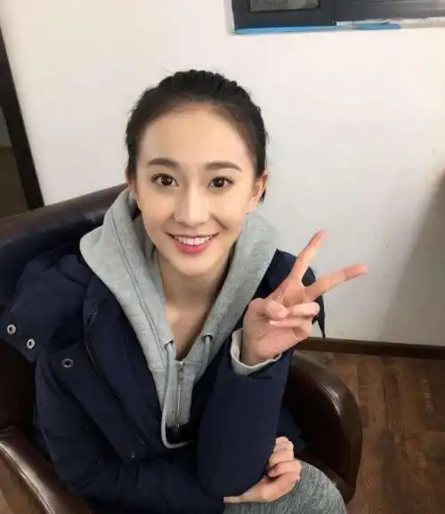 张豆豆一张挺胸照爆红,发育太快遗憾退役,拒入娱乐圈转型当教练