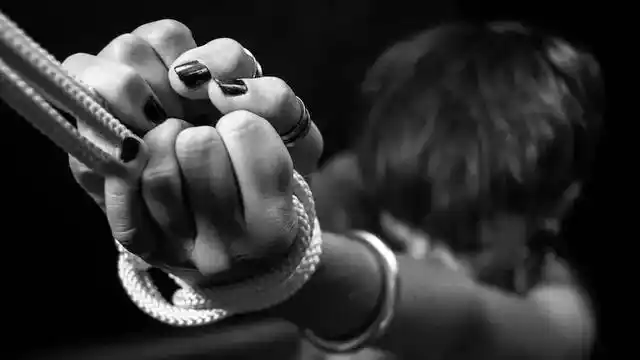 扫帚插肛摩擦,花钱满足受虐欲|特伦斯|砍刀|绑架_网易订阅