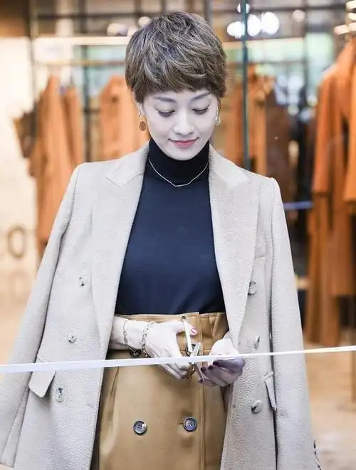 马伊琍恢复单身后容光焕发廓形风衣披肩上出众又优雅像换个人