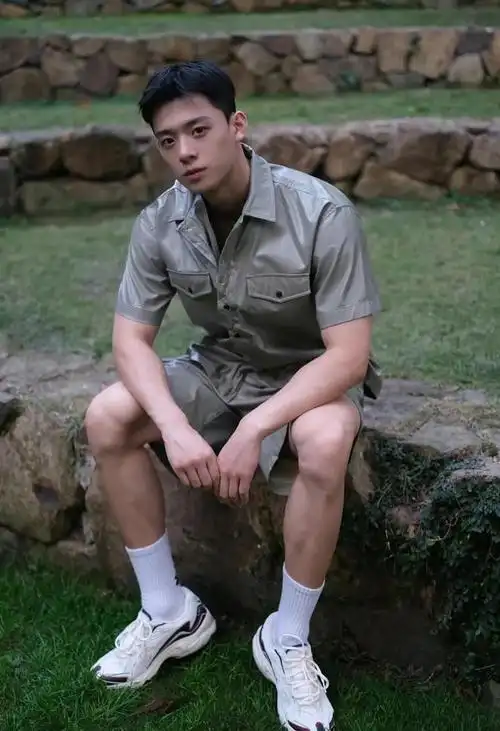 身材也非常的好啊,是那种实打实的有六块腹肌的感觉,脸也是感