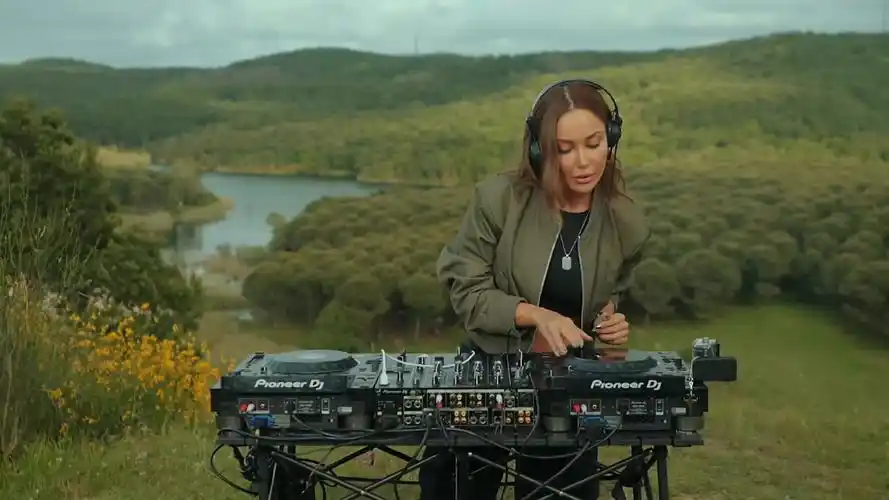 【美女dj】dr saba 湖边沼泽deep house 打碟现场 2024-7