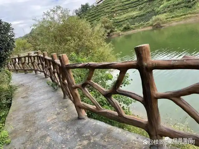 景区仿木护栏常常因为景区地理位置的的特殊性,往往选择现场制作的