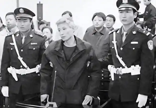 2000年,沈阳黑帮刘涌入狱,14名律师帮他减刑,最终结局如何?