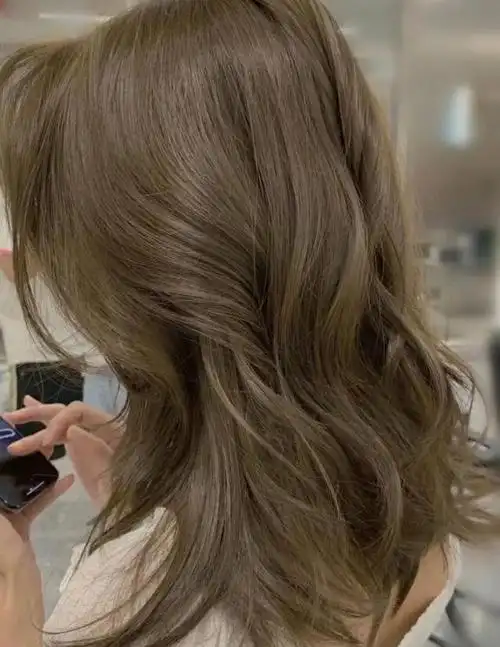 什么颜色显白适合黄皮肤头发(显白还减龄,随便打理都很洋气的发色)