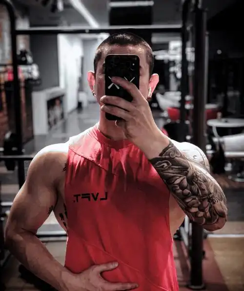 寸头爷们爱健身腹肌像搓衣板胸肌霸气麒麟臂健壮痞帅迷人