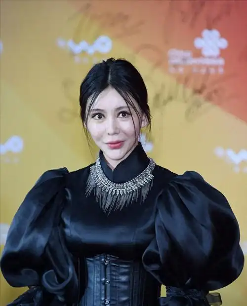 照片中的巩新亮的脸,已经没有了之前的清纯情感,而是变成了一张蛇蝎脸