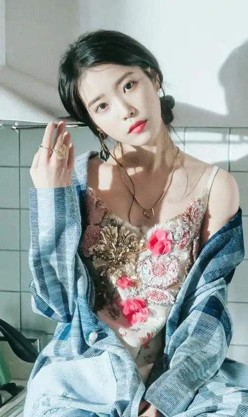 25岁的韩国女星iu李知恩正值青春年华,每一张美图都显得清纯可爱