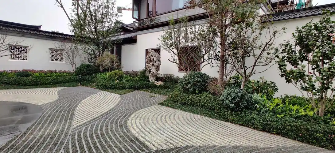 沙砾石特色铺装细部,两色中间用花岗岩分隔.