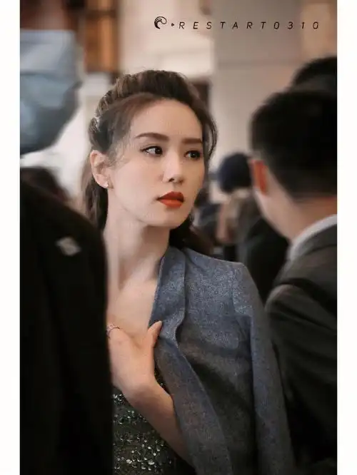 刘诗诗活动站姐抓拍也太好看了吧