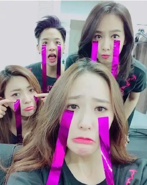 刘逸云晒五人合照庆fx出道11周年,当年的宋茜郑秀晶雪莉等好漂亮