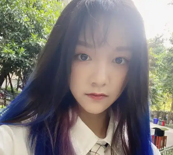 贺美琦暑假最新照片-在时尚中游玩,网友直呼高级