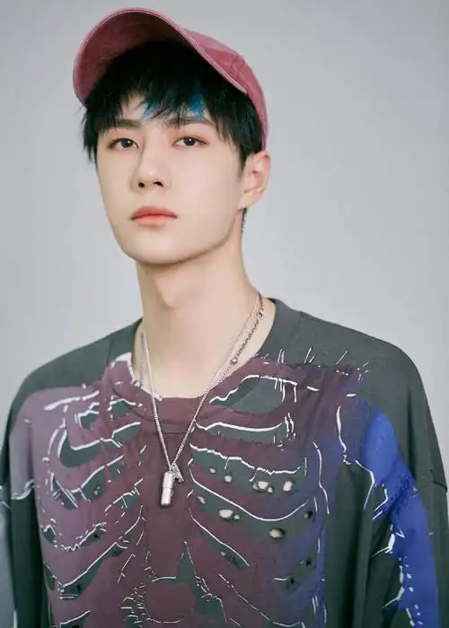 王一博戴粉色鸭舌帽身穿骷髅骨架卫衣搭配街头十足的项链