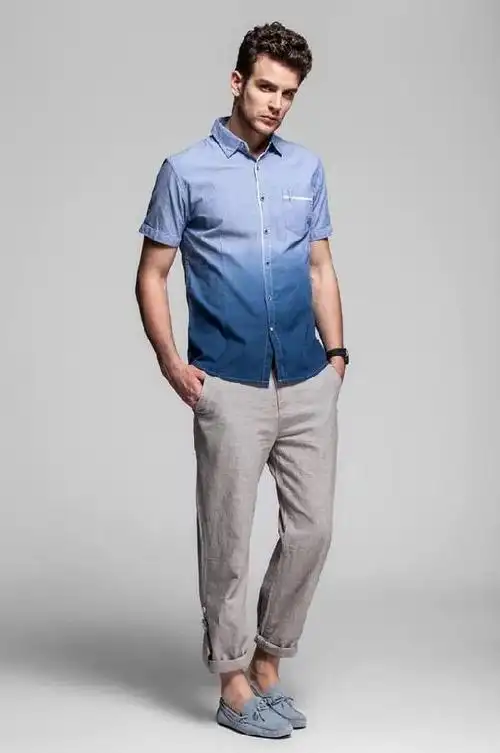浅蓝渐变深蓝的短袖衬衫,搭配灰色宽松质感休闲裤,脚配休闲乐福鞋,卷