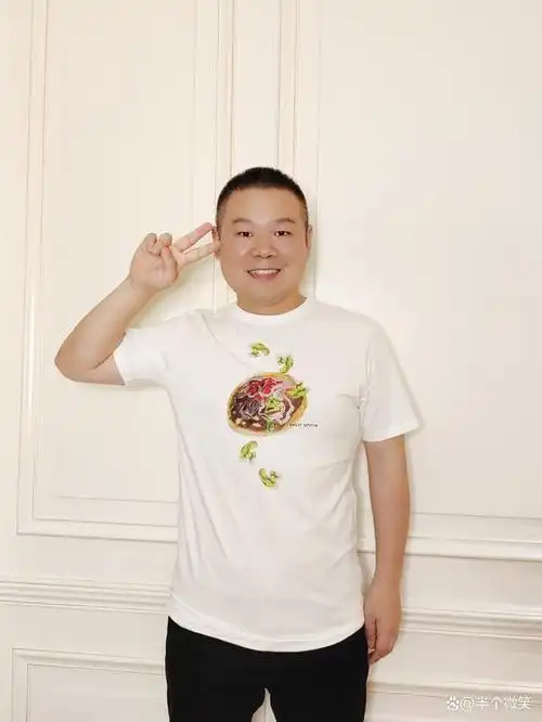 岳云鹏,本名岳龙刚,出生于河南省,中国内地相声,影视男演员.