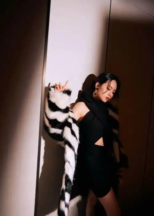 刘惜君拍摄的时尚写真大片,身穿一袭黑色抹胸高开叉长裙 –第 6 页–