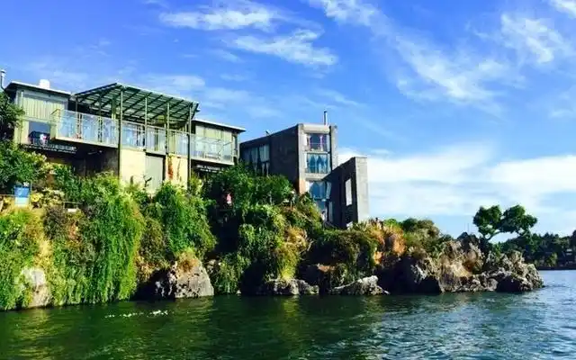 杨丽萍洱海水上宫殿曝光,鲁豫看后直言不想回北京的破房子