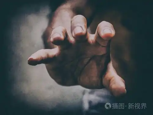 男伸出他的手像随便找点东西或 treathen 一个人