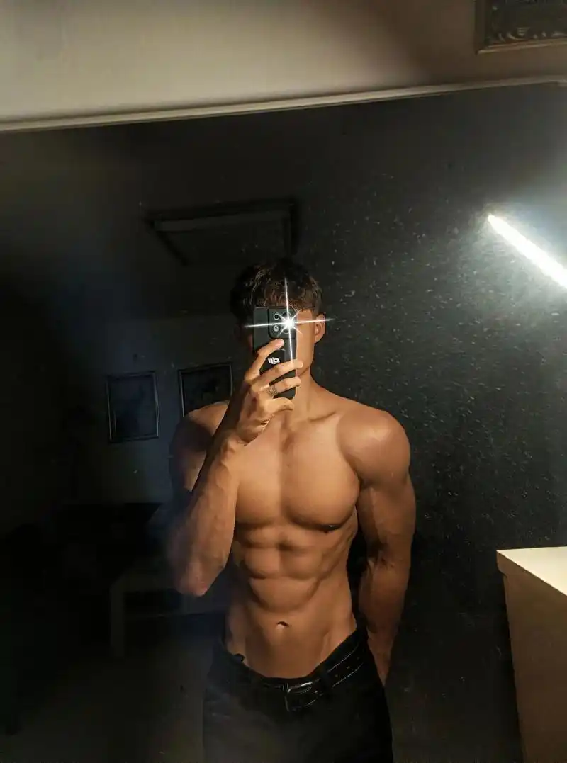 好久没对镜自拍啦 #腹肌 #自律 #美黑 #00后 #白羊座 - 抖音