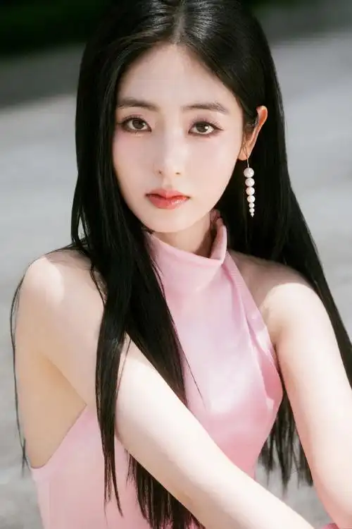 邢菲好像把海螺挂在耳朵上##邢菲的耳环好像海螺