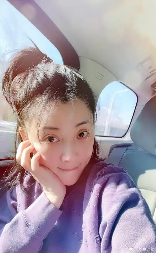 殷桃晒出素颜自拍~这皮肤状态真好……_高清图集_新浪网