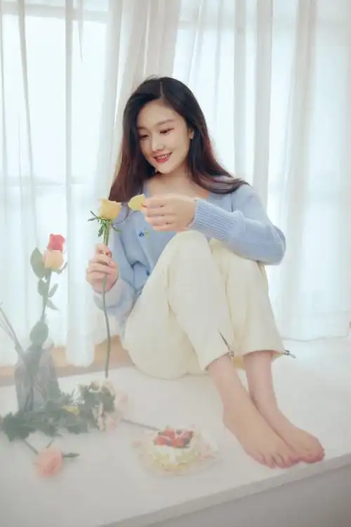 袁雨萱居家暖阳大片曝光 清新甜美将初冬氛围拉满