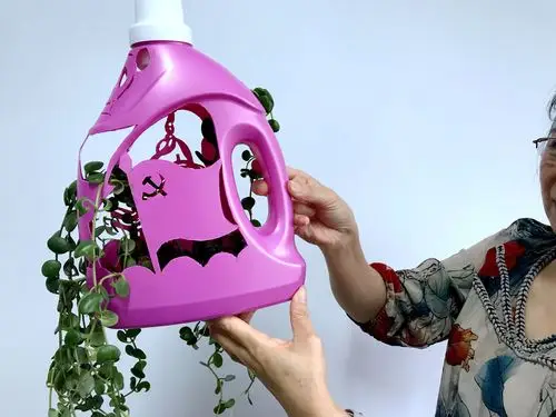 变废为宝洗衣液瓶制作花盆