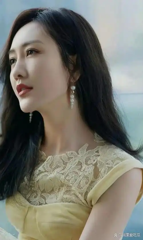 王鸥产后现身身材发福晒戒指宣誓主权婚姻状态引热议