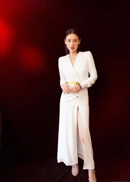 马思纯私服照嘟嘴卖萌,穿短款针织衫配牛仔破洞裤,32岁好少女