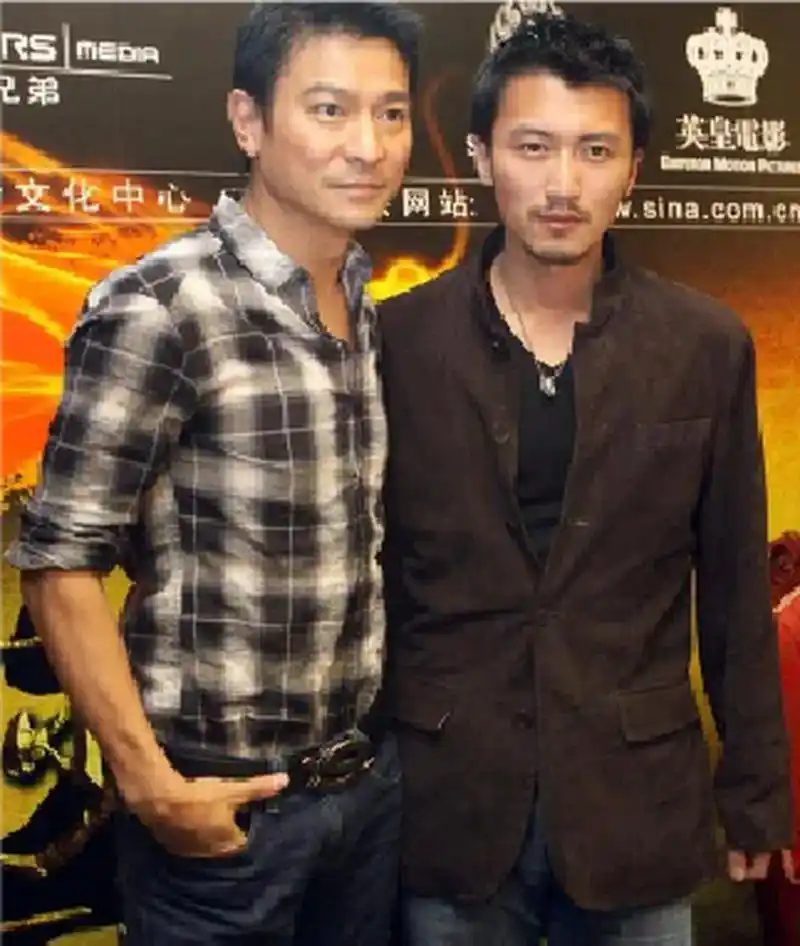 刘德华与谢霆锋同台,青春重现,两代巨星风采依旧!