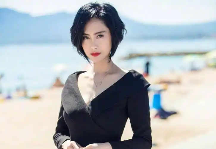 48岁朱茵复出,两条视频圈粉170万,再现"紫霞仙子"经典笑容_网友_港星