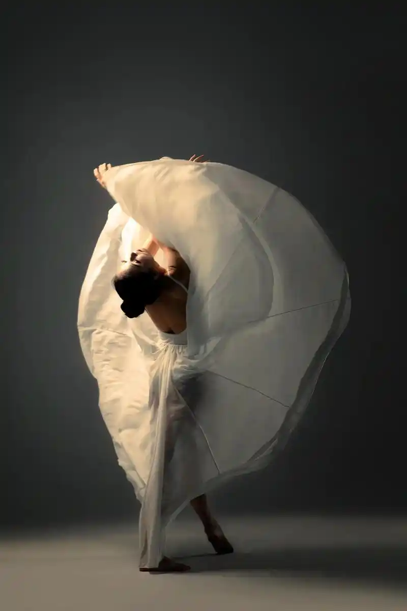 是舞蹈拯救我于平凡与自卑中#舞蹈写真 #艺术照 #大摆裙  - 抖音