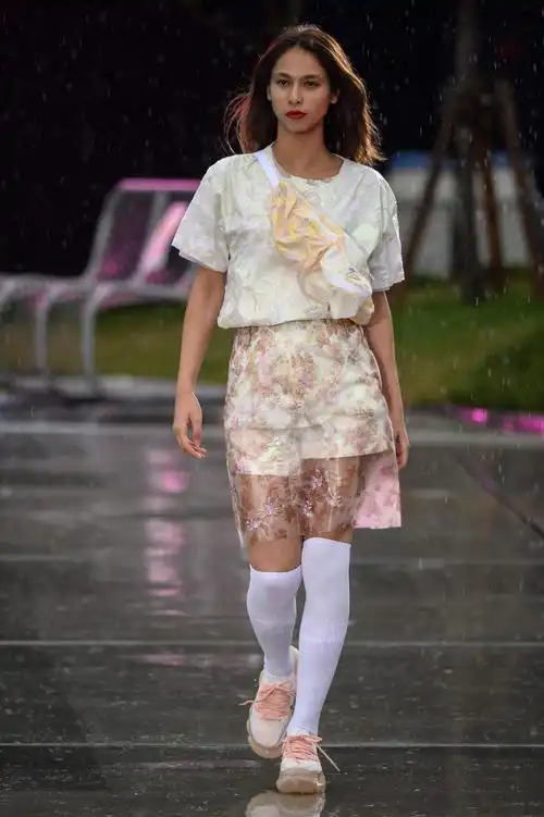 新华社/法新10月17日,在日本东京时装周上,模特展示mikio sakabe品牌