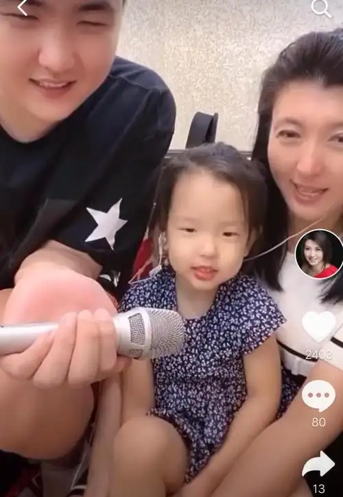 兄妹同心闫学晶小女儿首次亮相直播间与同母异父哥哥一起唱歌