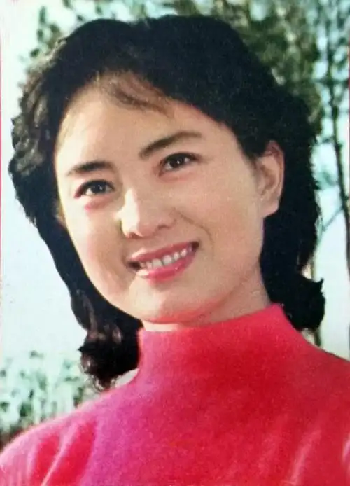 制片厂三位年轻美丽而且成绩突出的女演员组成,她们分别是——张金玲