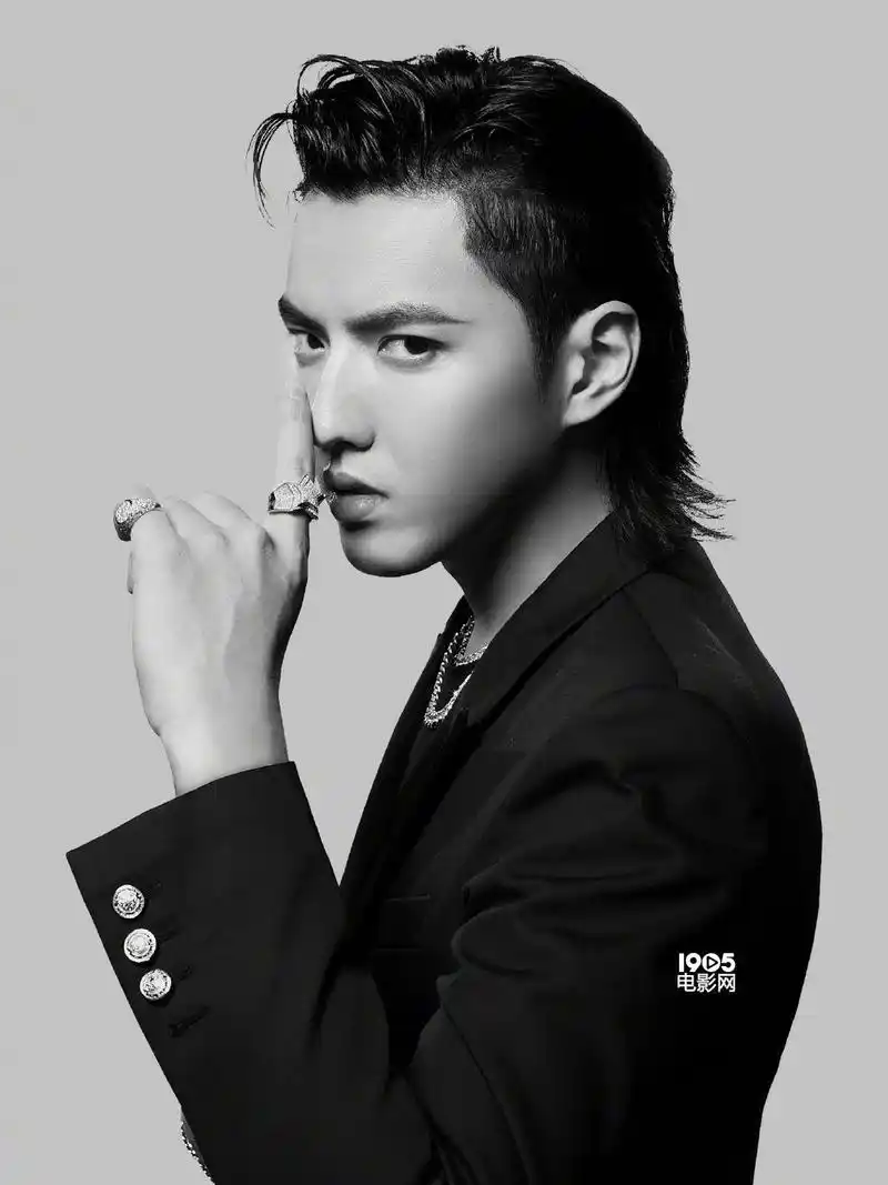 1月22日,吴亦凡曝光了一组为某男士品牌拍摄的黑白写真.