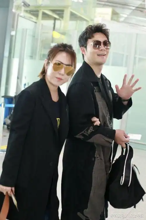 马丽牵小11岁老公现身,小鸟依人一脸幸福,曾表示想要孩子