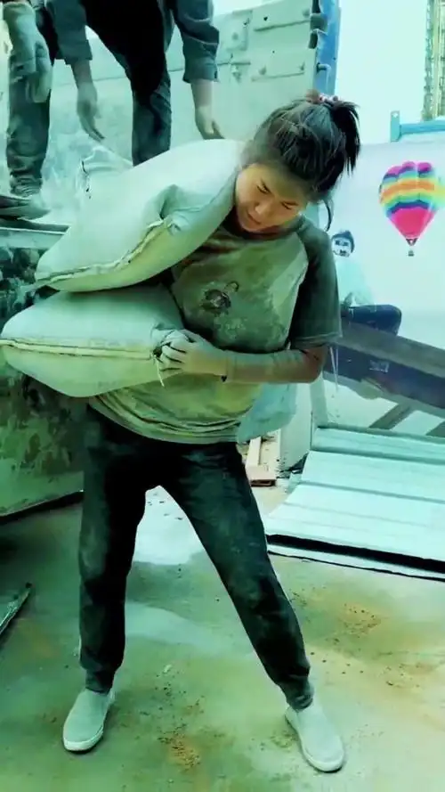 水泥妹一口气扛三袋水泥,看到她为了生活这么拼,真的让人好心酸